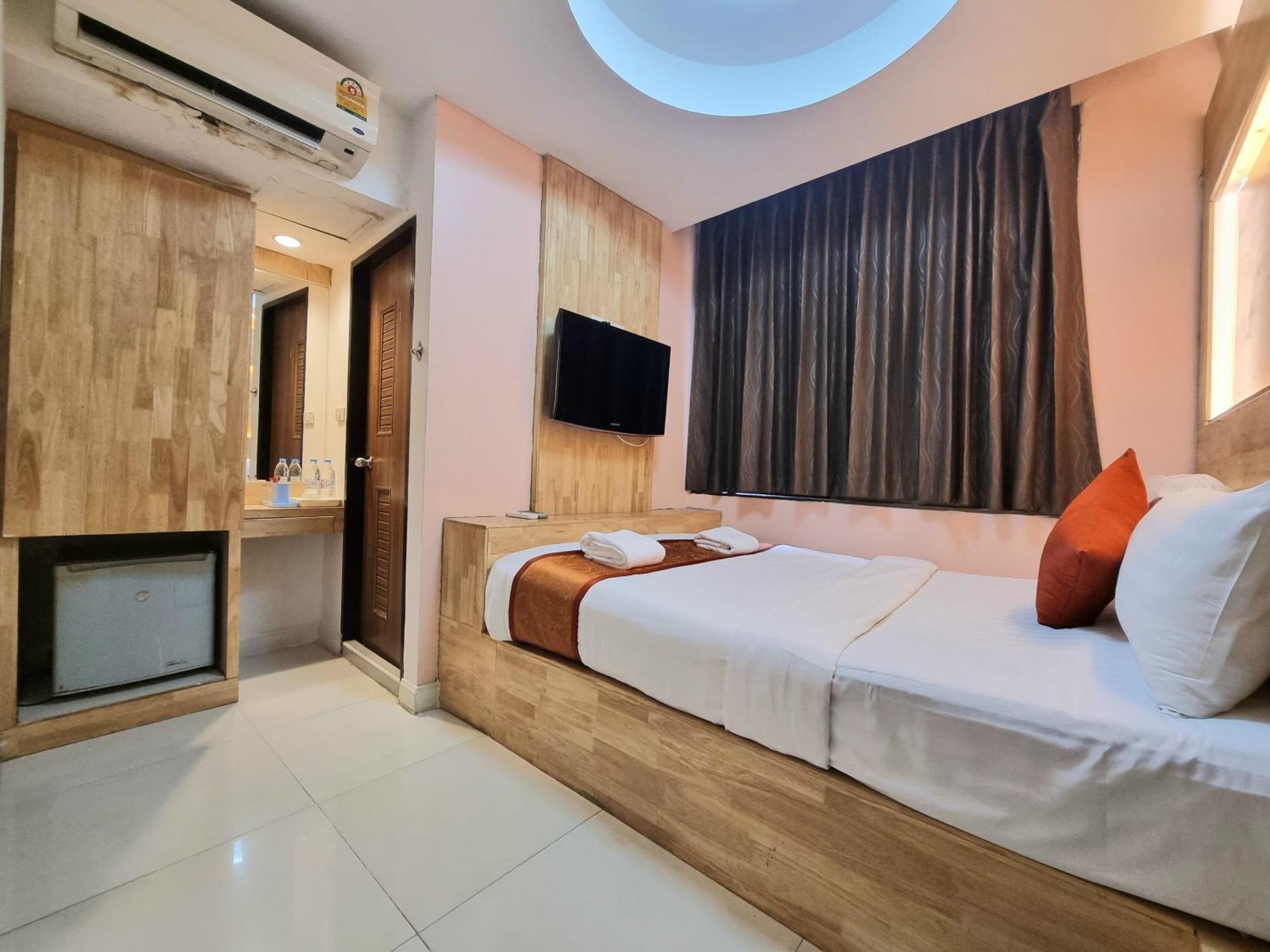 Cozi Inn Hotel, Bangkok Exterior photo